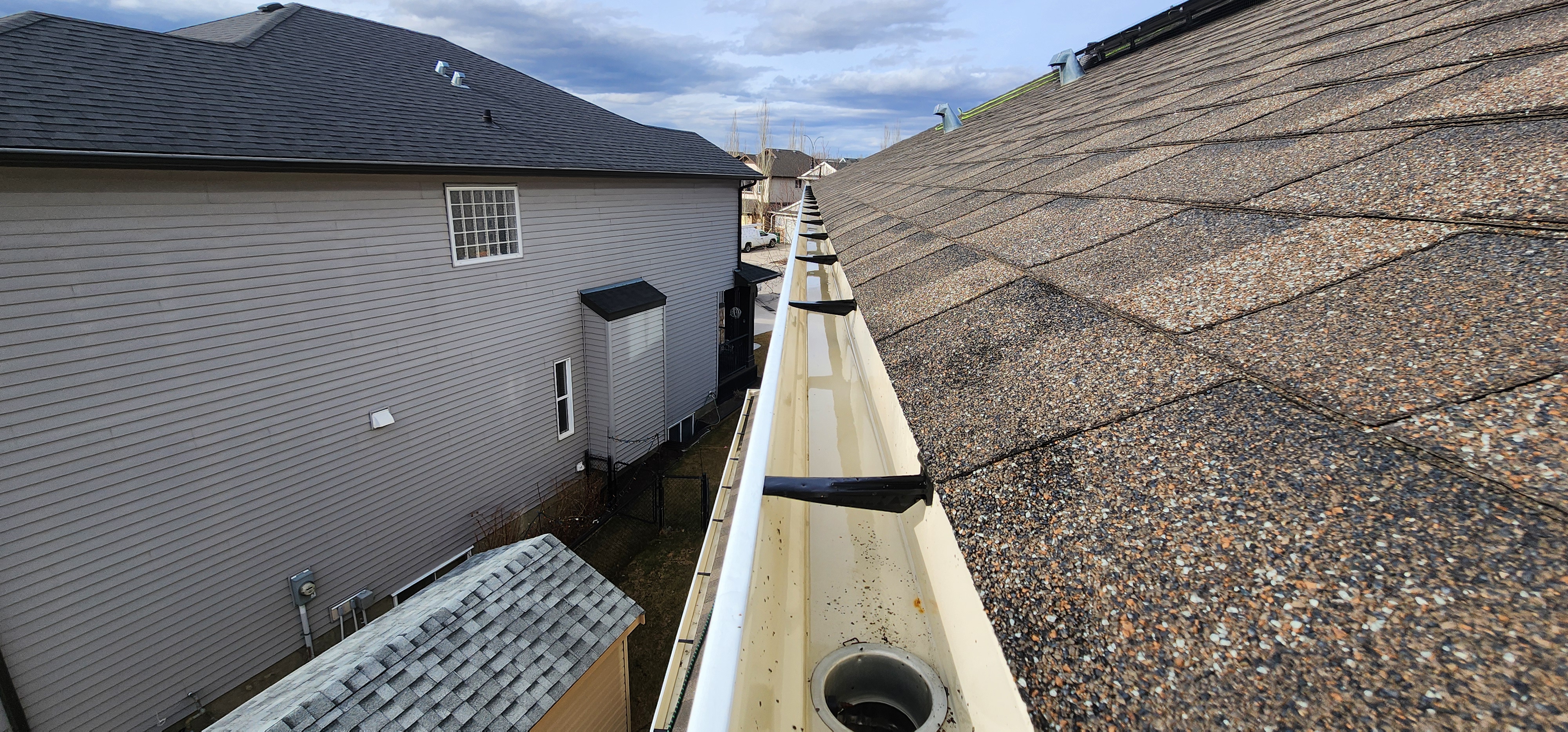 Roofline gutter and eavestrough cleaning in Calgary by White5